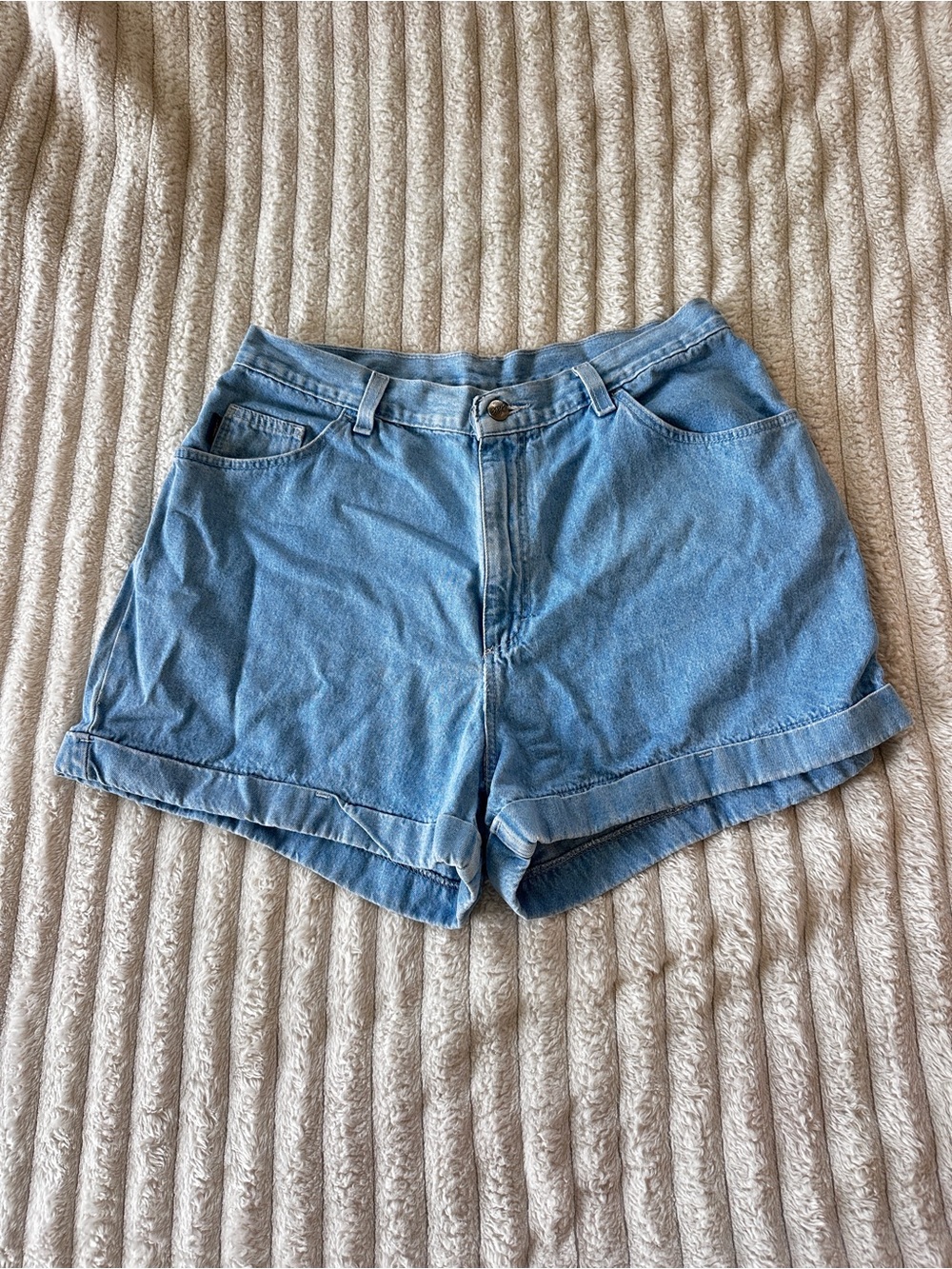 Vintage Chic Light Wash Denim Shorts